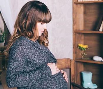 Enceinte et sublime en hiver 